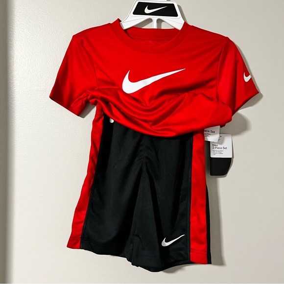 Nike Boys 2 Piece Shirt and Shorts Set Size 7 - Picture 2 of 8